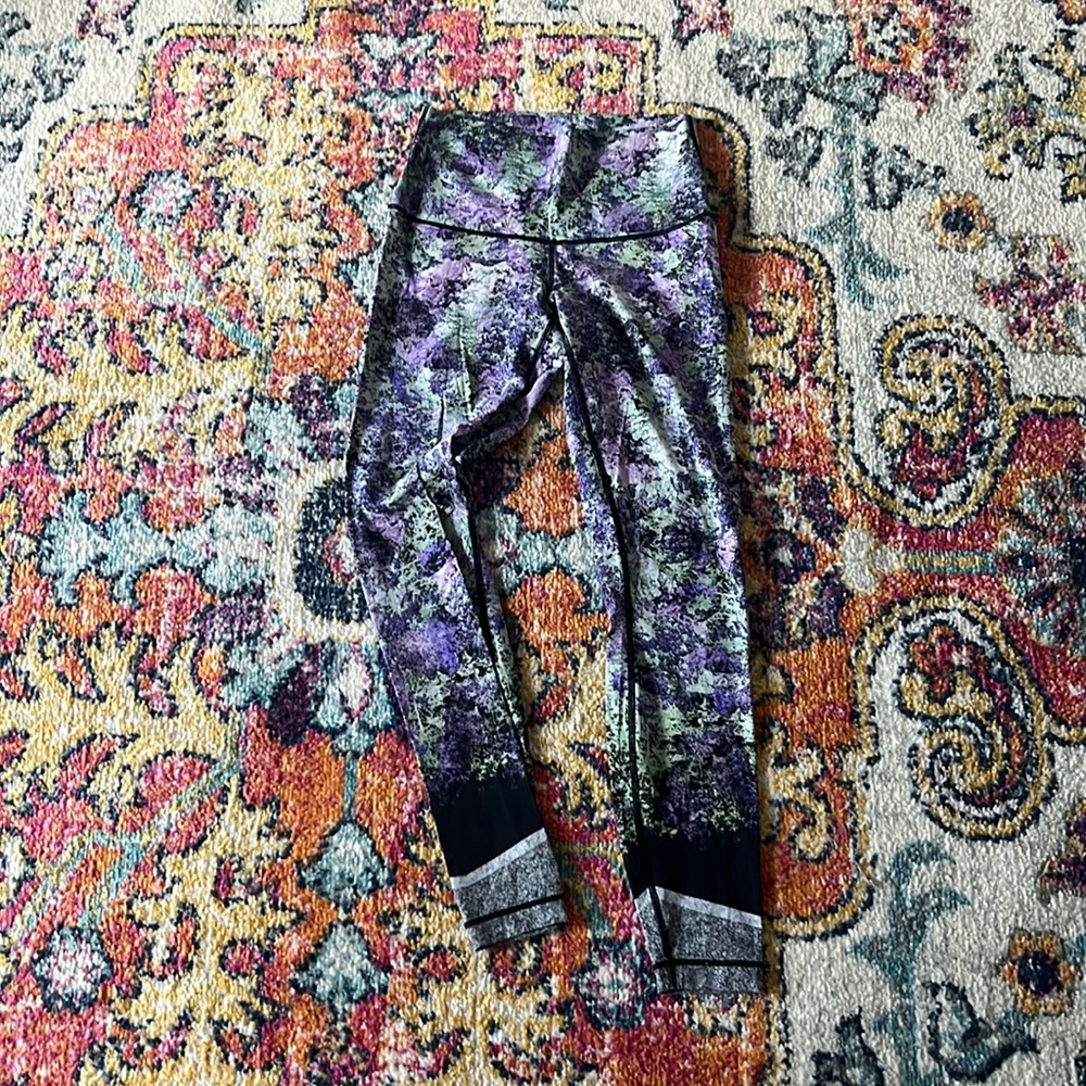 Super colorful lululemon leggings, super cute but two big for me